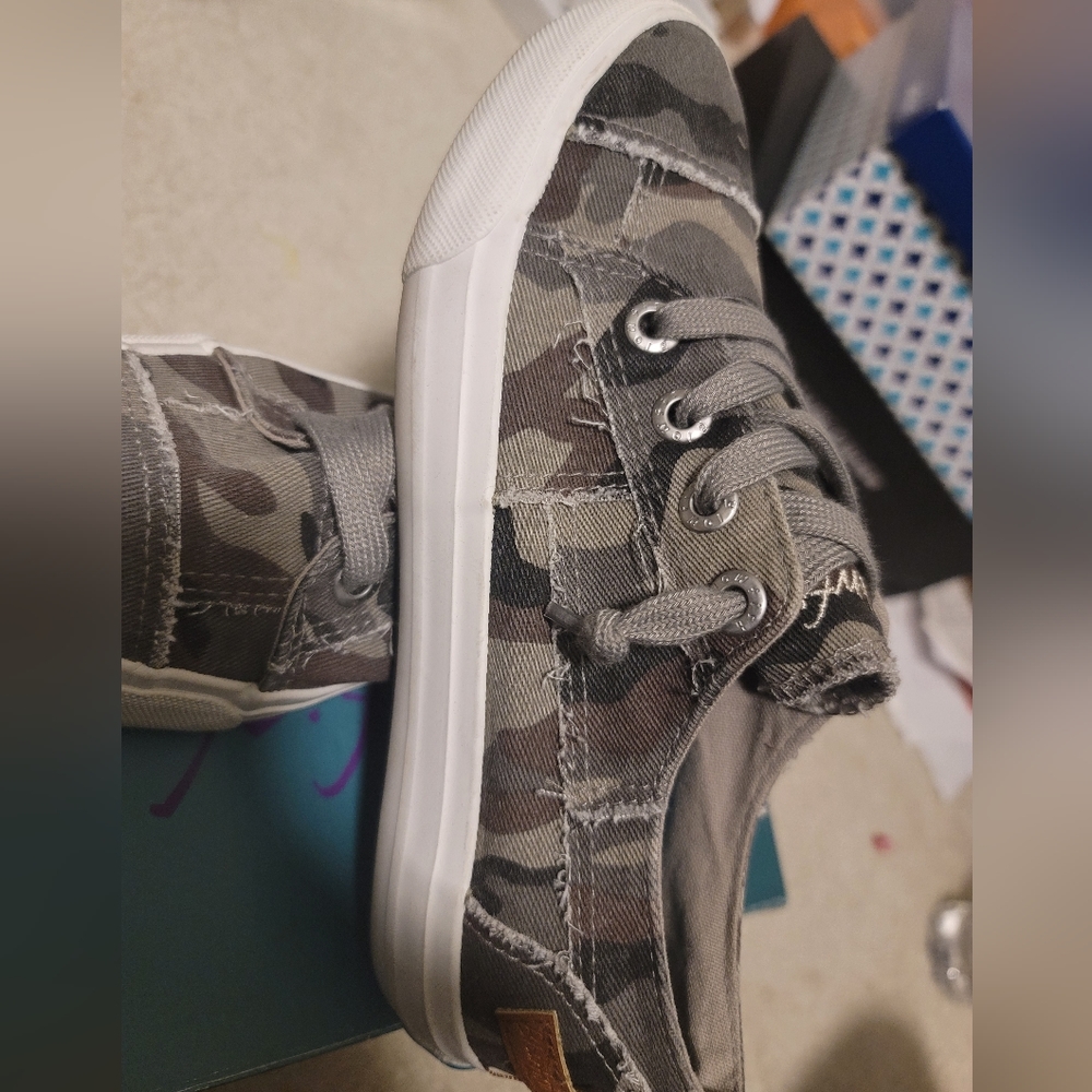 Blowfish Malibu Women's sneakers green camo sz 6.5